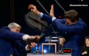 Leia mais sobre o artigo A cadeirada no debate o entretenimento político